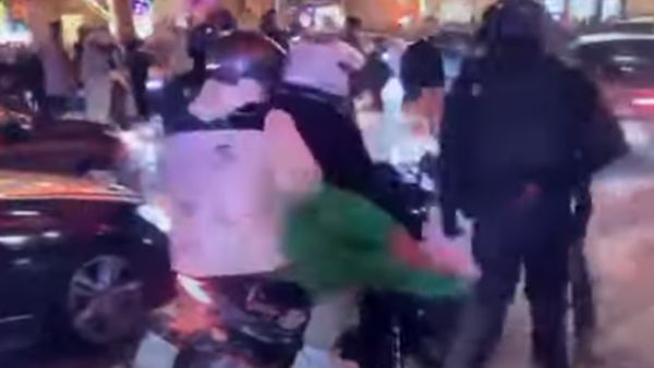 شرطي فرنسي ينتزع العلم الجزائري من مواطن ويلقي به