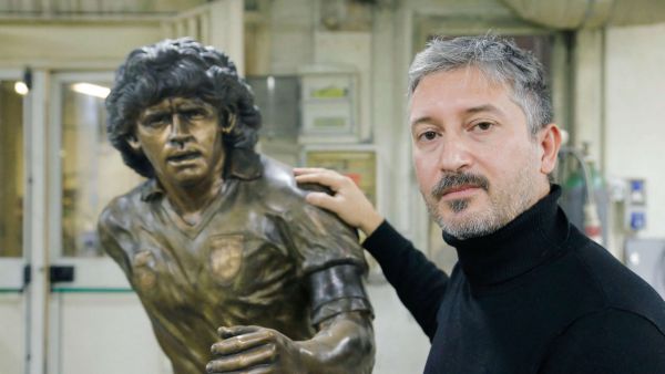 تمثال من البرونز لمارادونا من صناعة نحات إيطالي