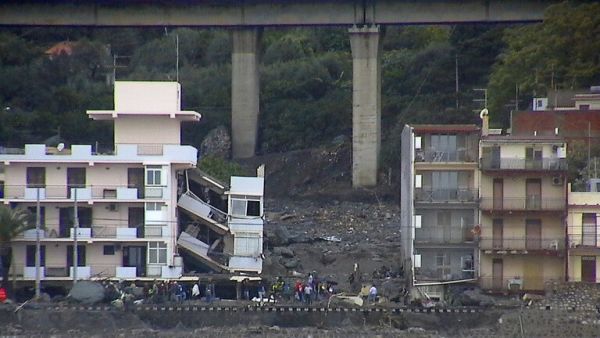 انتشال 4 جثث جديدة من مبنى منهار بإيطاليا