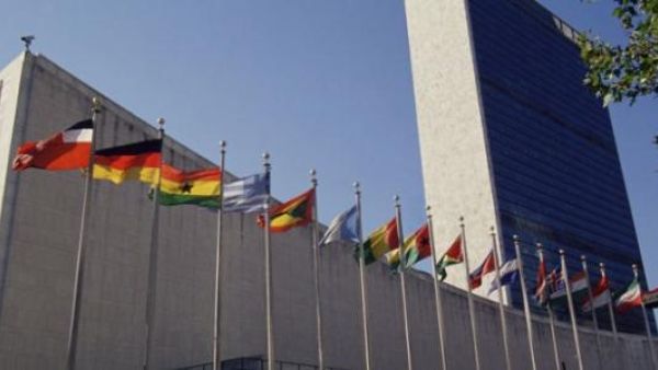  رجل مجهول صوب مسدسًا نحو الشرطة أمام مبنى الأمم المتحدة.