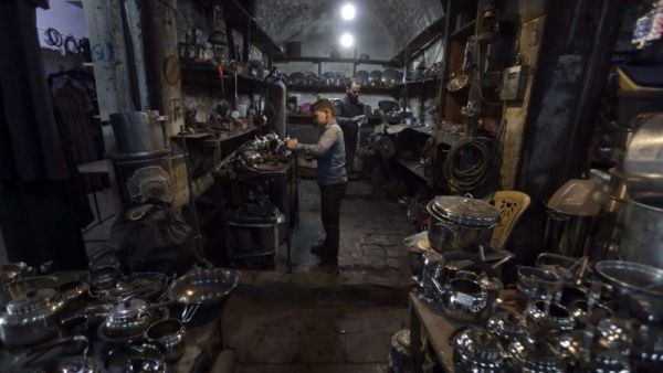 مهنة تبييض الأواني النحاسية بسوريا تواجه الاندثار