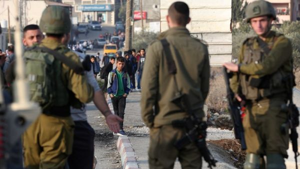 Pupils face Israeli soldiers 