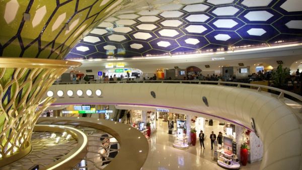 400 % ارتفاع حركة الركاب عبر مطار أبوظبي خلال موسم العطلات2021