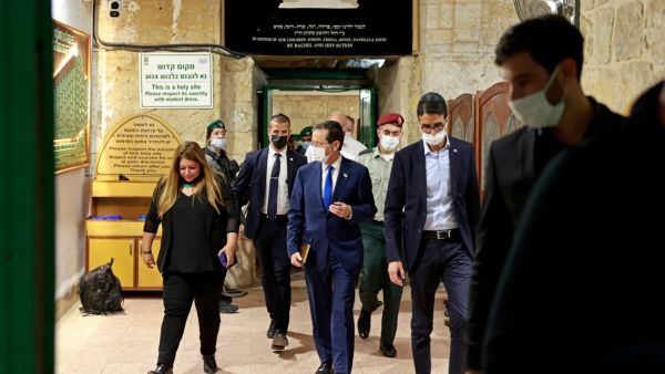 Israeli President Isaac Herzog (C) after storming the Ibrahimi Mosque in Hebron