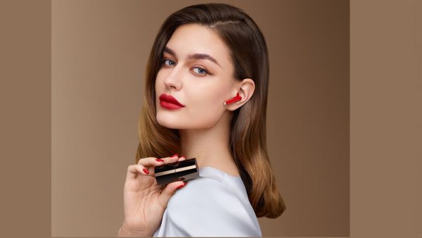 سماعات HUAWEI FreeBuds Lipstick هواوي تطلق سماعات HUAWEI FreeBuds Lipstick العصرية والجديدة في المملكة العربية السعودية السماعات الأولى بتصميم مفتوح المستوحاة من أحمر الشفاه تتمتع بخاصية إلغاء الضجيج النشطة وجودة صوت متوفرة في المتاجر ابتداء من اليوم