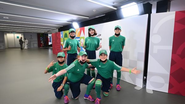 شباب مؤسسة قطر يشاركون في حمل علم الفيفا خلال بطولة كأس العرب FIFA قطر 2021