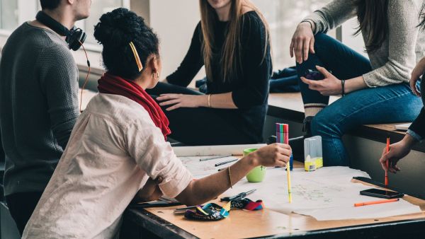 علاقات البوابة: 5 أصدقاء لا تفرط بهم