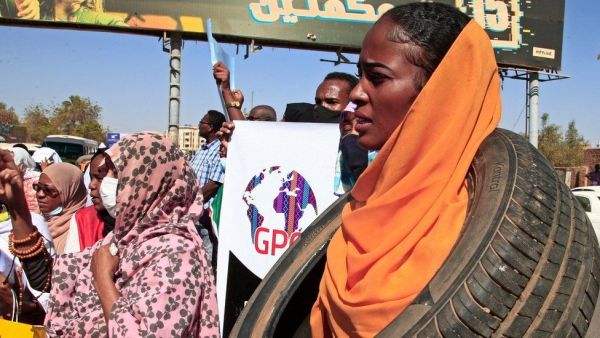 الاف السودانيين ينددون بالانقلاب