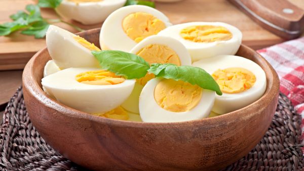 كم عدد السعرات الحرارية في البيض وهل تختلف حسب الحجم؟ 