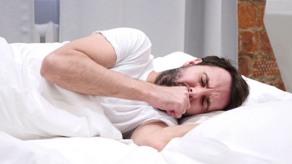 السعال في الليل: 10 نصائح للسيطرة على هذه الحالة