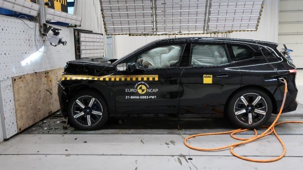 حصلت سيارة BMW iX على تصنيف من فئة خمس نجوم في جميع فئات اختبار التصادم ضمن تقييم Euro NCAP. وفي تقييم حماية الركاب البالغين سيارة BMW iX تحصل على تقييم السيارة الأكثر أماناً وفقاً لاختبارات التصادم Euro NCAP