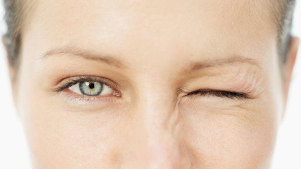أسباب رفة العين وطرق علاجها