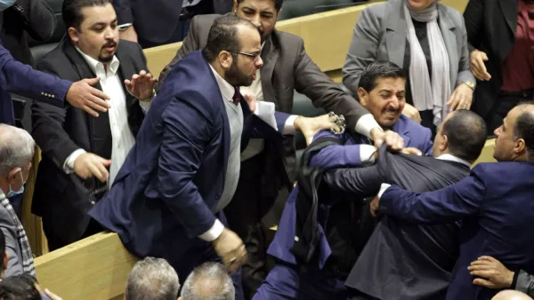 تعديلات دستورية تمر من حلبة الملاكمة