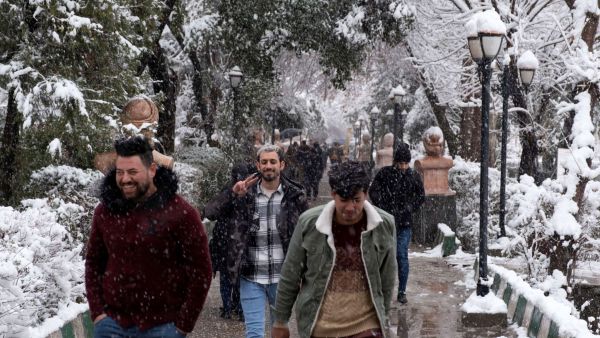 عراقيون في السليمانية يحتفلون بتساقط الثلوج