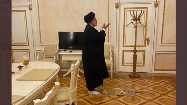 رئيسي يصلي في الكرملين
