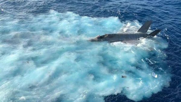 فيديو تحطم المقاتلة "F35" الأمريكية في بحر الصين