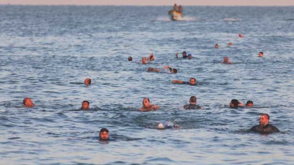 هواة يسبحون في بحر غزة رغم برودة الطقس