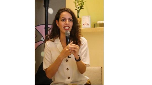 ليال عزيزي، مرشدة تربوية واجتماعية في أكاديمية قطر تربويون من مؤسسة قطر يؤكدون أهمية إثارة فضول الطلاب في الحصص الدراسية عبر الإنترنت