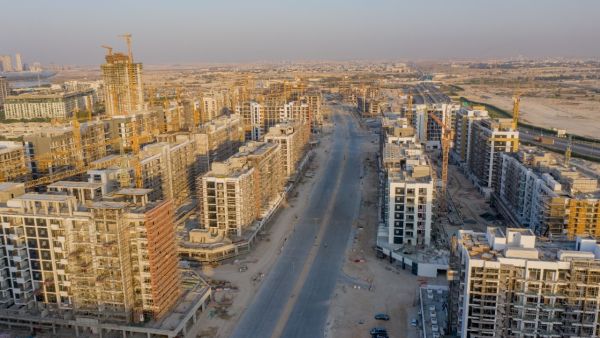 عزيزي و "عبر الخليج للمنتجات الأسمنتية" تتفقان على خريطة طريق لتزويد ريفيرا بمنتجات رصف المساحات الخارجية
