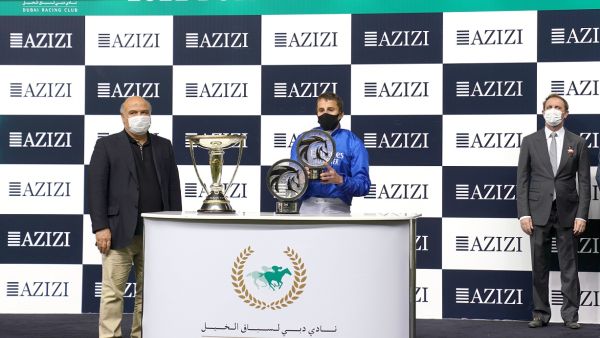 عزيزي تقدم الجوائز للفائزين في كرنفال كأس دبي العالمي 2022