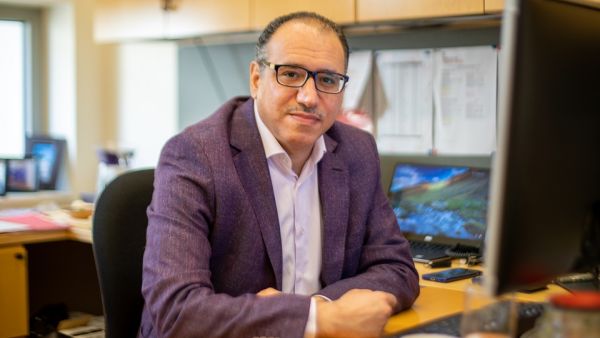 خبير الوبائيات والأمراض المُعدية بمؤسسة قطر: "الحصول على الجرعة المعززة ضروري أكثر من أي وقت مضى مع انتشار متحور أوميكرون"