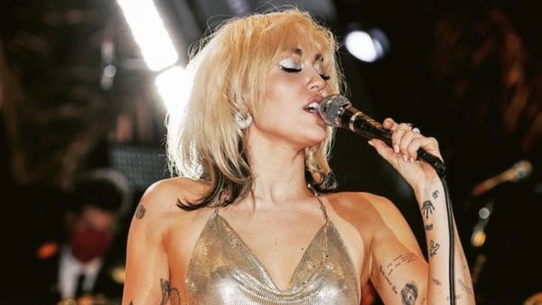 Miley handled the situation smoothly and humorly