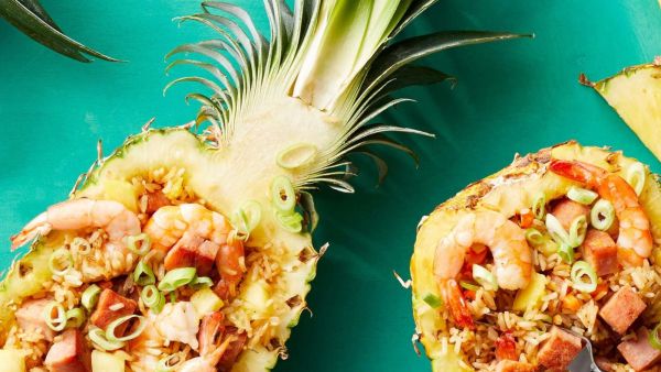 أرز مقلي بالروبيان مع الاناناس وجوز الهند المحمص أرز مقلي بالروبيان مع الاناناس وجوز الهند المحمص