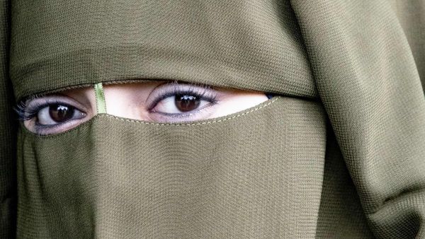 اعتقال مراهق اقام المزاد على المسلمات