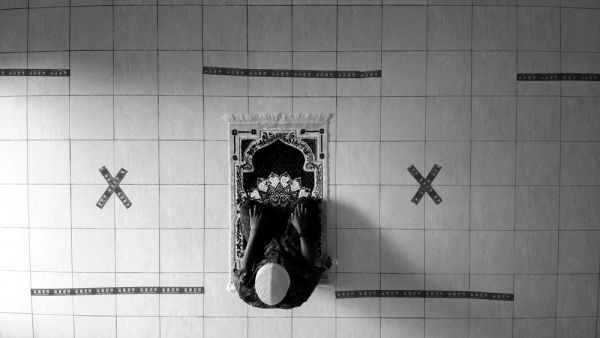 Kuwait reimposes social distancing measures for mass events, mosque prayers