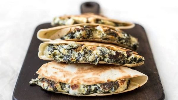 أسهل وصفة لصنع كاساديا السبانخ والخرشوف أسهل وصفة لصنع كاساديا السبانخ والخرشوف