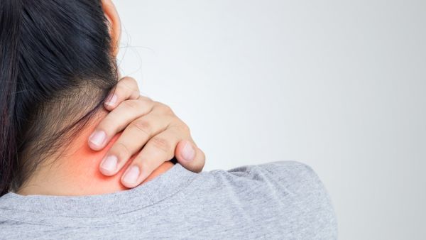 آلام الرقبة: الأعراض والأسباب وكيفية علاجها