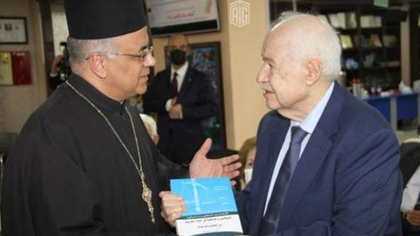 الأب بسام شحاتيت يقدم كتابه "المسيحيون والمواطنة في البلاد العربية - الأردن أنموذجاً" للدكتور طلال أبوغزاله