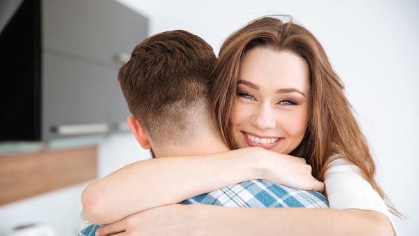 لماذا تحتاج المرأة إلى العناق؟