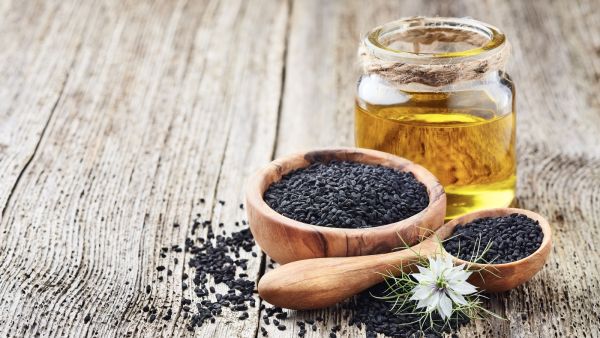 فوائد زيت الحبة السوداء لخشونة الركبة، للبشرة والشعر