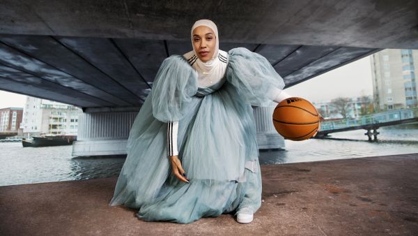 لاعبة كرة سلة السودانية البريطانية والناشطة الرياضية أسماء البدوي