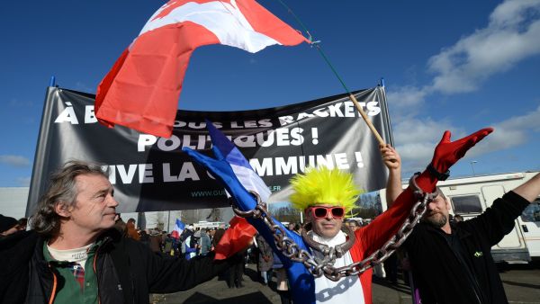 Arrests, clashes as 'freedom convoy' hit Paris streets