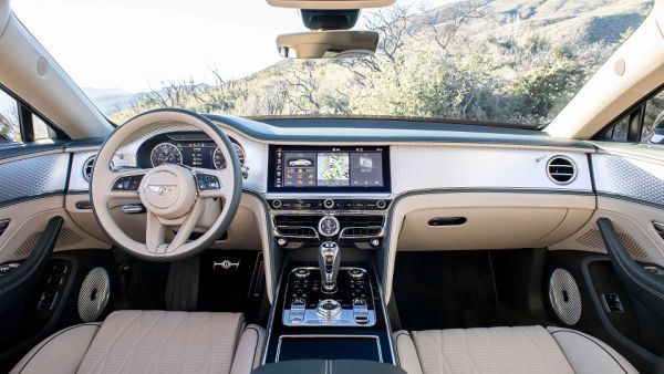 سيارة Bentley Flying Spur الهجينة تثير الإعجاب في بيفرلي هيلز