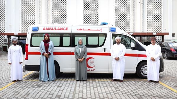 البنك الوطني العُماني يواصل دعم خدمات الرعاية الصحية من خلال التبرع بمجموعة من سيارات الإسعاف