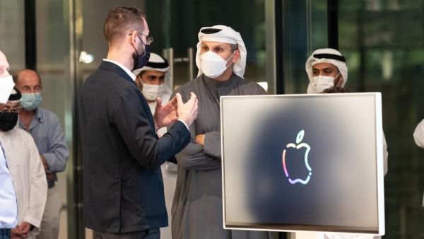 Mubadala Delegation Led by Khaldoon Al Mubarak Visits Al Maryah Island's New Apple Store