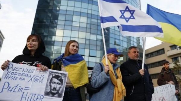تظاهرة منددة بالهجوم الروسي على أوكرانيا في تل أبيب