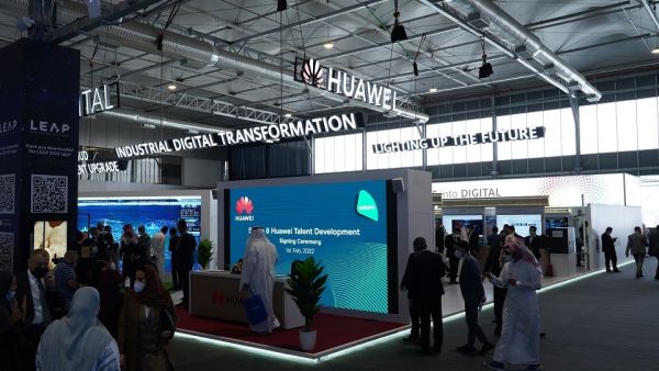 يتزامن مؤتمر LEAP مع التسارع الكبير الذي تشهده دول المنطقة والعالم في إنجاز أهداف التحول الرقمي، خصوصاً في المملكة العربية السعودية تماشياً مع أهداف رؤية المملكة 2030 "هواوي" تشارك خبراتها في تخطيط وتنفيذ استراتيجيات الرقمنة لمختلف القطاعات والصناعات خلال مشاركتها كراعي استراتيجي لمؤتمر LEAP في الرياض