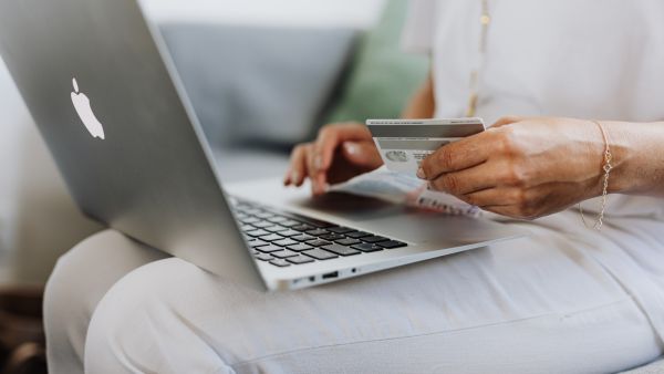علاقات البوابة: 6 عادات تستنزف أموالك