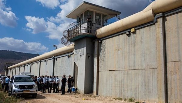 الاحتلال يدفع بتعزيزات من قوات الأمن، داخل السجون