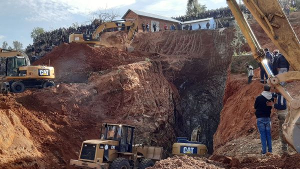 جهود انقاذ الطفل ريان العالق داخل بئر على عمق 32 مترا