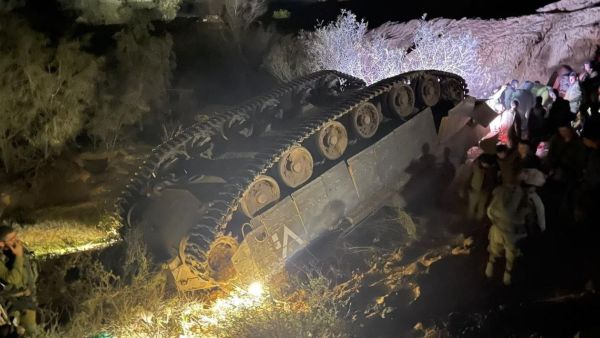 إصابة 10 جنود إسرائيليين في انقلاب مدرعة