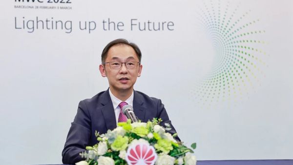 ريان دينغ، المدير التنفيذي لشركة هواوي ورئيس مجموعة أعمال هواوي كارير. هواوي تطلق دليل تطوير الشبكات في العصر الرقمي