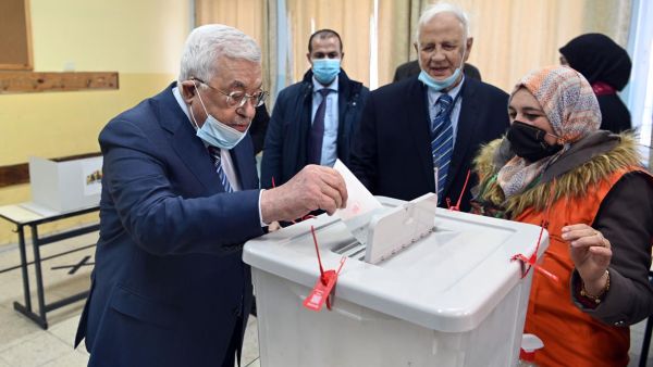 الرئيس محمود عباس يدلي بصوته