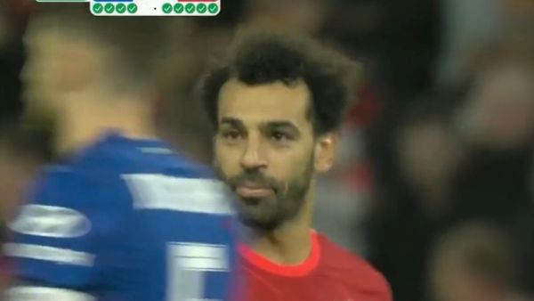صلاح يحاول تشتيت انتباه جورجينيو