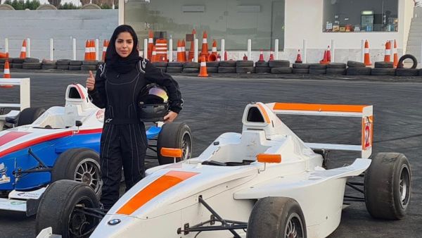 وأكد العديد من قادة الفرق المتسابقة من جانبهم لوسائل الإعلام الحاضرة في المكان "سنواصل السباق".