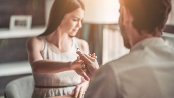 علاقات البوابة: 4 مؤشرات على أنك تخاف من الزواج
